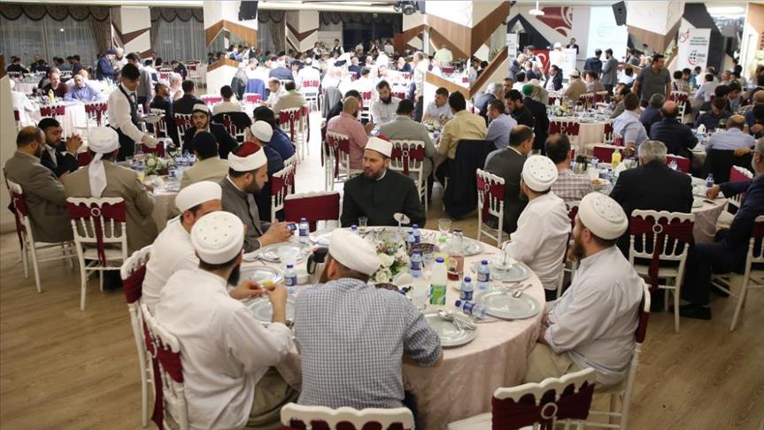 450 شخصية إسلامية يجتمعون على مائدة إفطار بإسطنبول