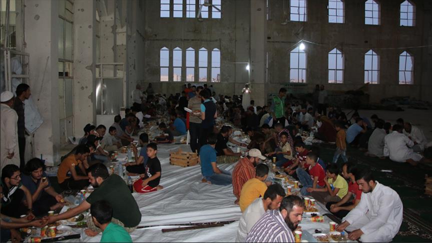 "İHH" التركية تقيم مأدبة إفطار لـ 500 شخص في حلب