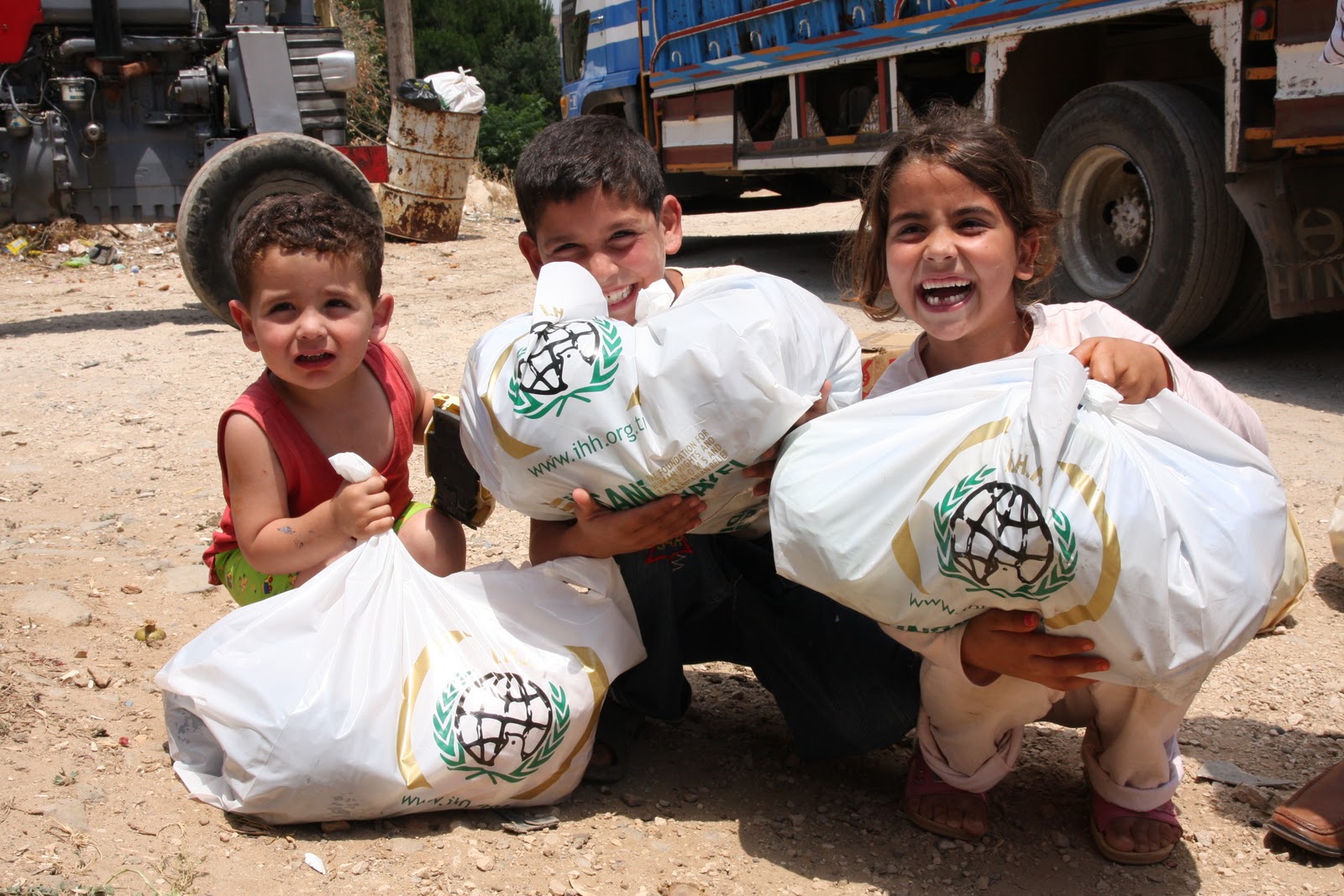 IHH توزّع طروداً غذائية على فقراء وأيتام بغزة