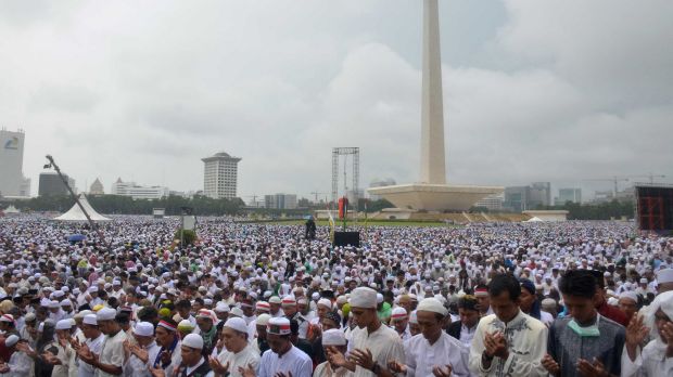 آلاف الإندونيسيين يتظاهرون احتجاجا على التحقيق مع مؤسس 