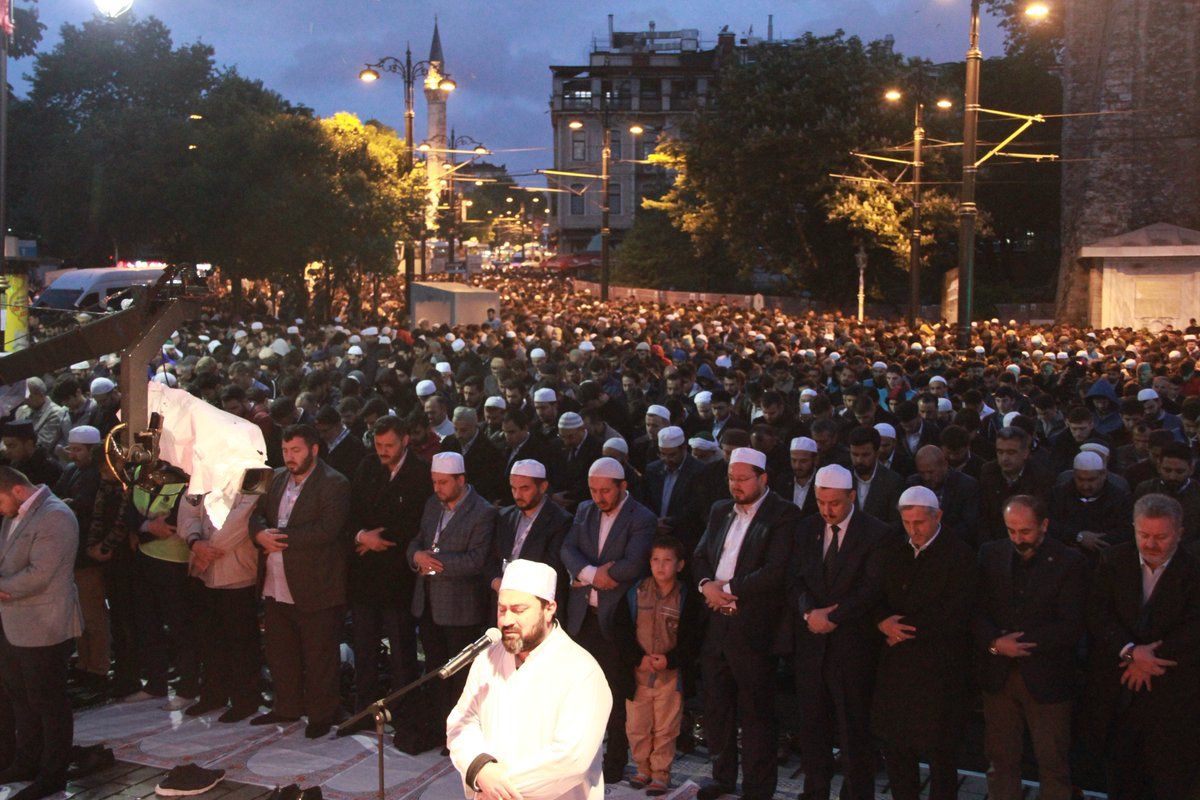 آلاف يصلون أمام جامع آيا صوفيا