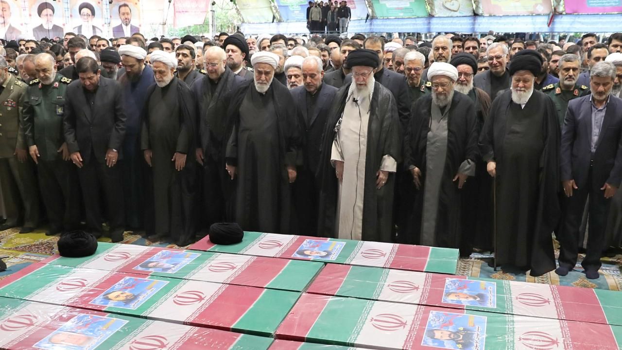 أدى المرشد الديني علي خامنئي صلاة الجنازة على الرئيس الإيراني في طهران!