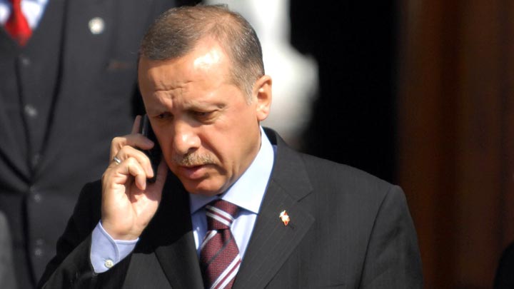 أردوغان يبحث مع أمير قطر العلاقات الثنائية في اتصال هاتفي 