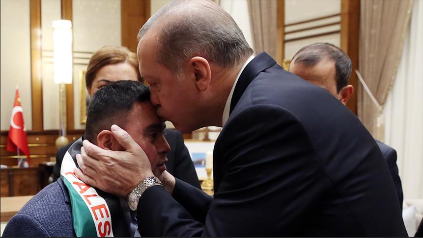 أردوغان يستقبل الشاب الفلسطيني المصاب بمتلازمة داون