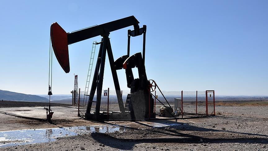 أسعار النفط تتراجع مع استعداد المنتجين لإمداد السوق بالخام