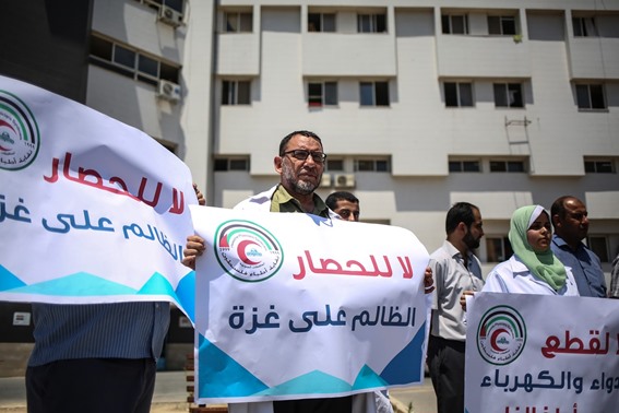 أطباء وممرضون بغزة يرفضون قرار إحالتهم لـ