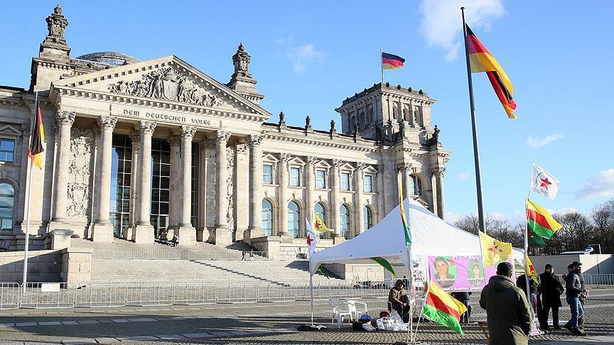 أنصار "ب ي د" الإرهابي ينصبون خيمًة أمام البرلمان الألماني