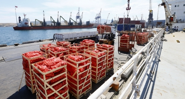 أول سفينة مواد غذائية تبحر من إزمير التركية إلى قطر 