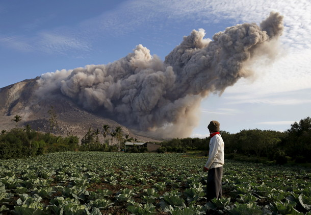 إندونيسيا .. قلق من قرب ثوران بركان سينابونغ