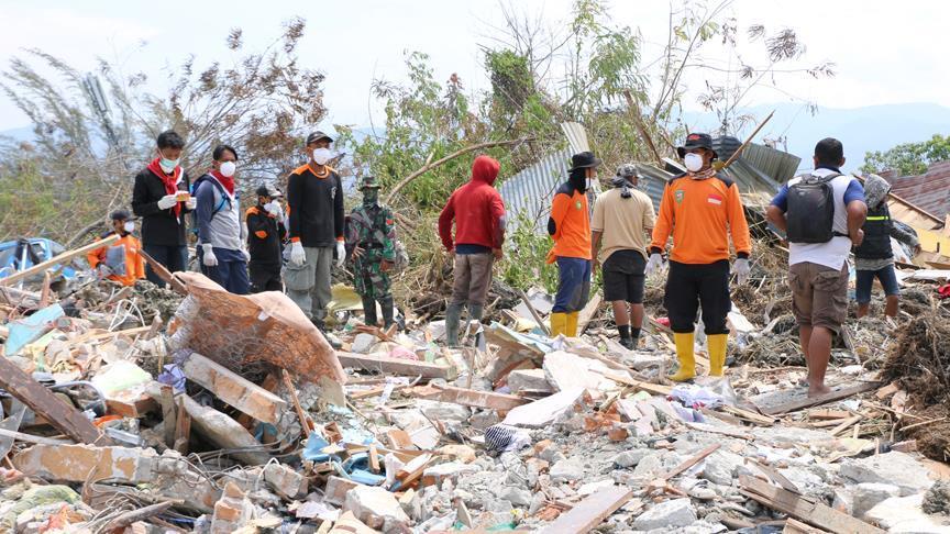 الآلاف لا يزالون تحت الأنقاض جراء زلزال وتسونامي إندونيسيا