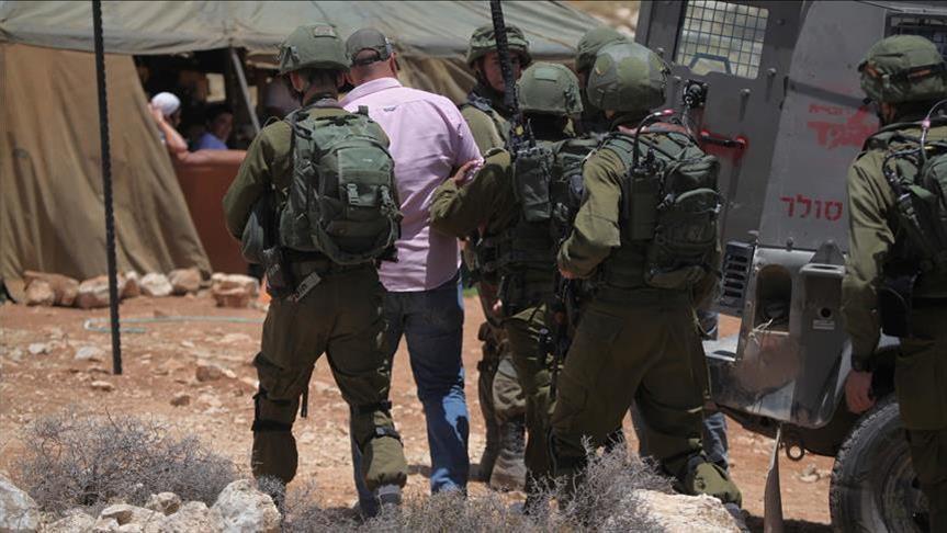 الجيش الإسرائيلي يعتقل عائلة فلسطينية جنوبي الضفة