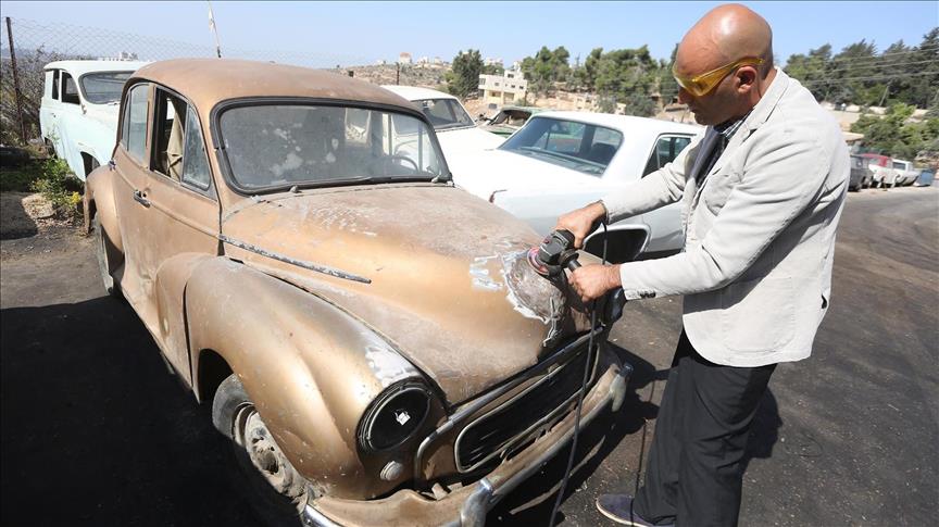 "الخليلي".. منقذ المركبات القديمة في فلسطين