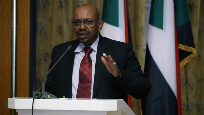 الرئيس السوداني يحل الحكومة ويعين معتز موسى رئيسا للوزراء