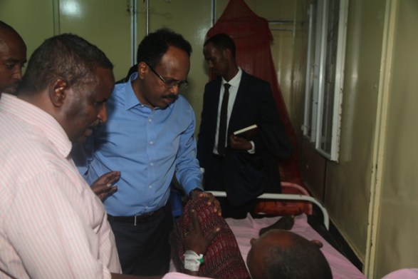 الرئيس الصومالي يزور مصابي تفجير سوق مقديشو