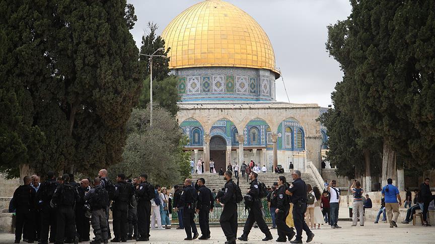 الشرطة الإسرائيلية تعتدي بالضرب على مدير المسجد الأقصى