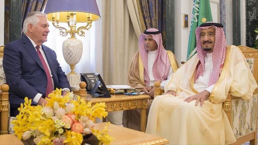 العاهل السعودي يبحث مع تيلرسون تطورات الأحداث في المنطقة