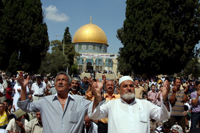 الفلسطينيون يدخلون الأقصى مهللين مكبرين