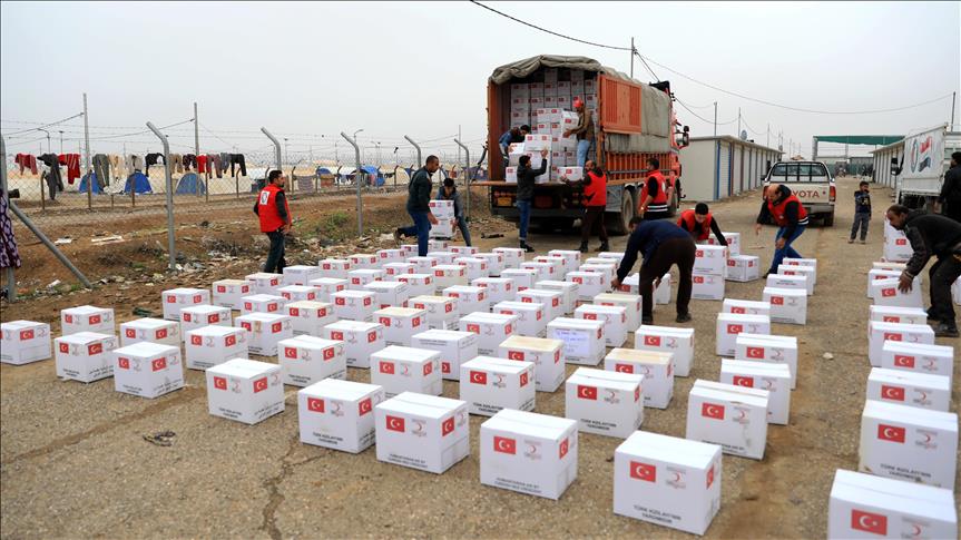الهلال الأحمر التركي يقدم مساعدات إنسانية لمتضرري السيول بالعراق