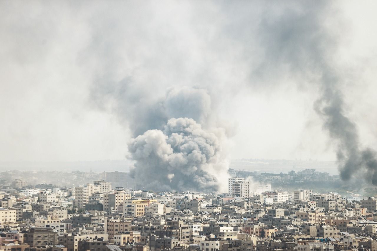 انفجارات الألعاب النارية في جميع أنحاء العالم والقنابل في غزة!