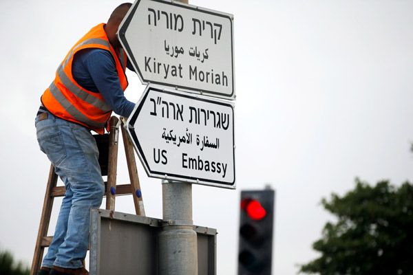 بدء وضع لافتات "السفارة الأمريكية" في شوارع القدس