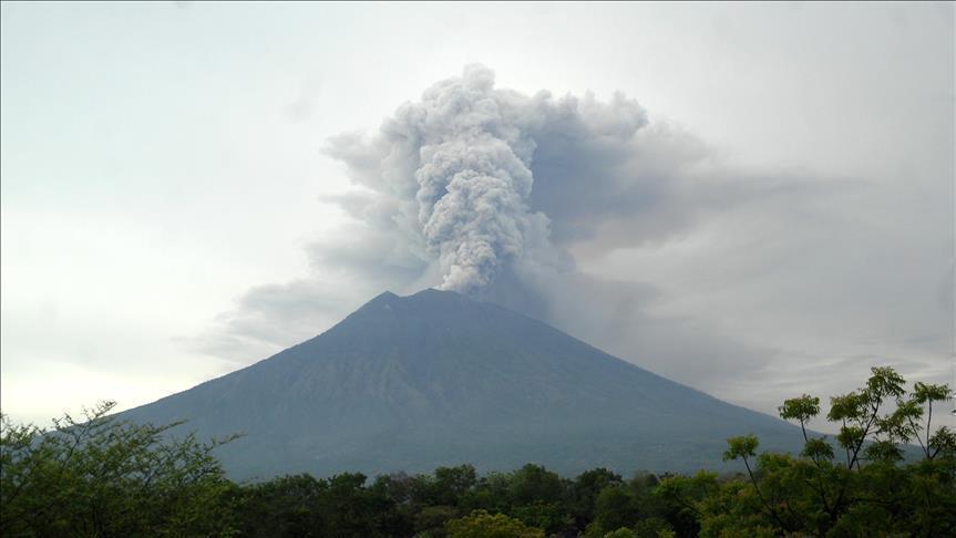 بركان سينابونغ في أندونيسيا ينشط من جديد