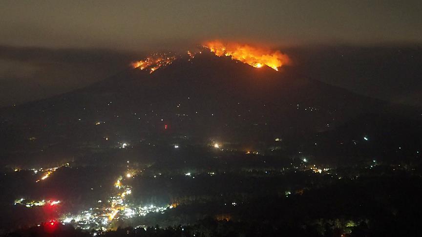 بركان "كاراكاتاو" الإندونيسي يشهد انفجارات