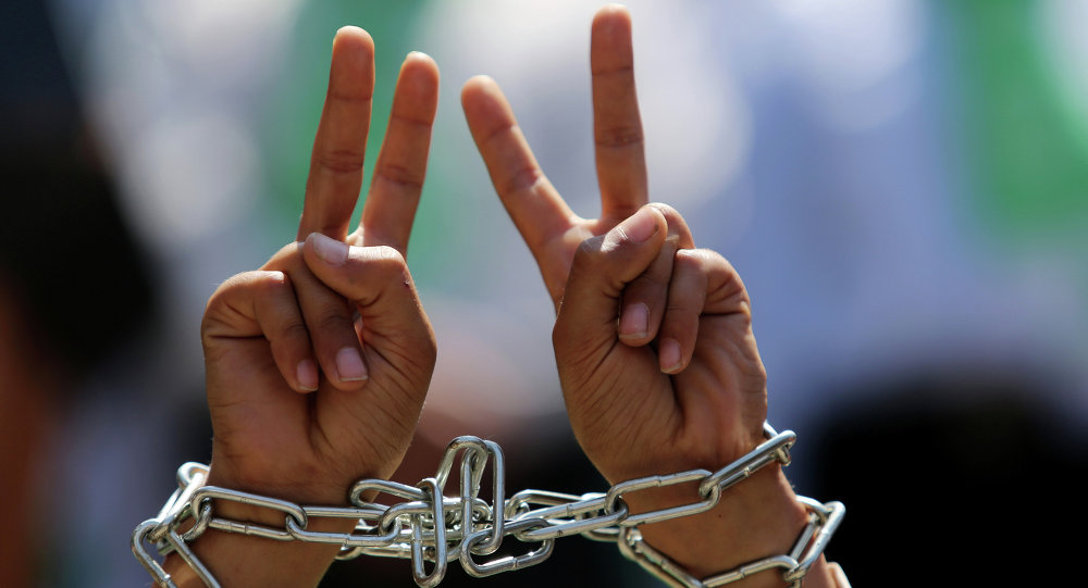 بـ"الماء والملح".. الجامعة العربية تتضامن مع المعتقلين الفلسطينيين