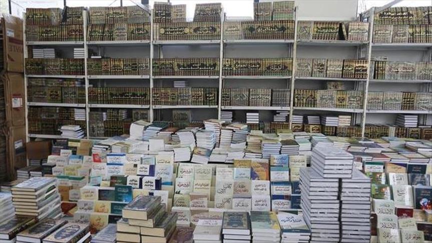 تراجع الدينار الجزائري يلهب أسعار الكتب ويصدم الناشرين والقراء (تقرير)