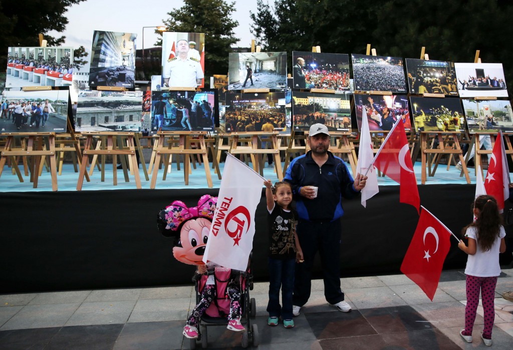 تستعرض صور الانقلاب الفاشل في جميع الولايات التركية