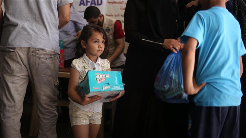 توزيع "حلوى" تركية على عائلات فقيرة بغزة