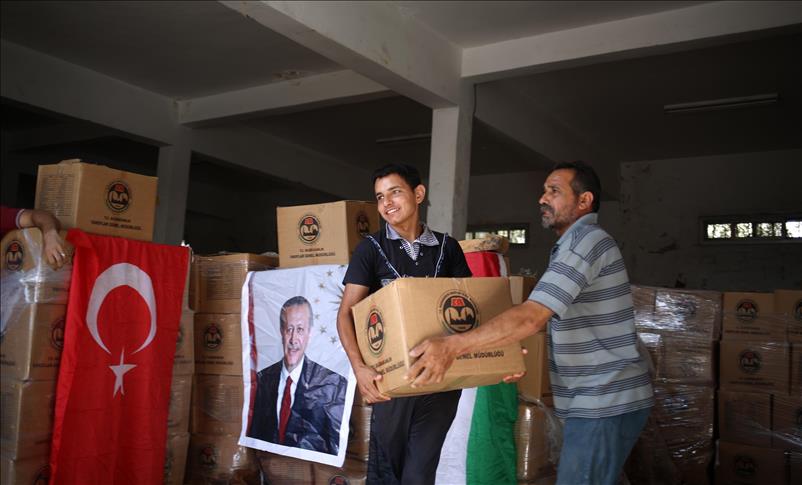 توزيع مساعدات غذائية تركية على عائلات فقيرة بغزة
