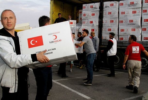 توزيع ملابس أرسلتها الحكومة التركية على أسر فقيرة في غزة 