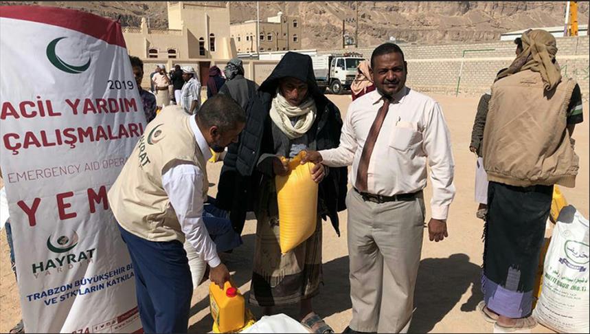جمعية تركية تقدم 500 سلة غذائية لأسر نازحة ومحتاجة شرقي اليمن
