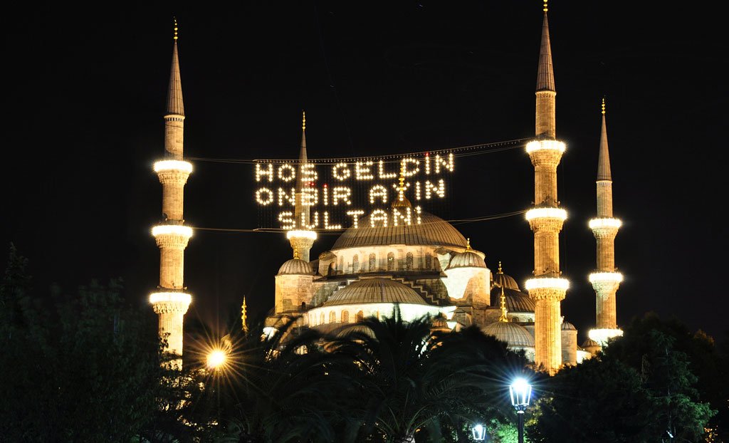 جمل ضوئية تزدان بها مساجد تركيا في رمضان