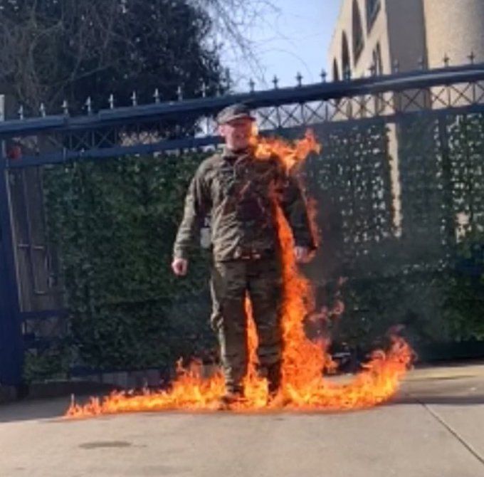 جندي أمريكي شاب يشعل النار في نفسه!