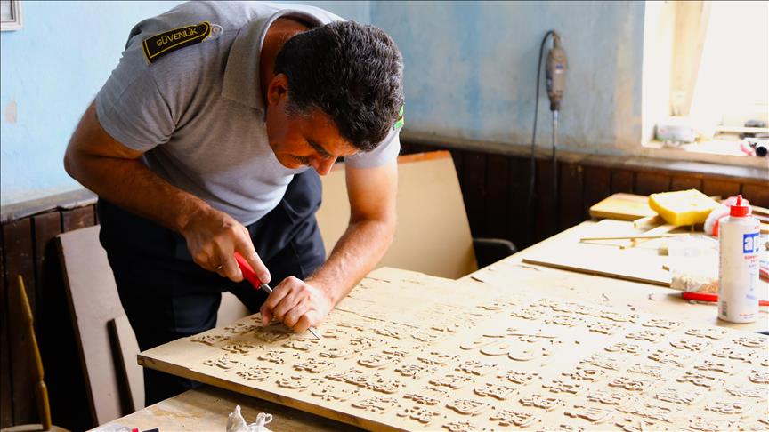 حرفي تركي يطوع الخط العربي بالنحت على الخشب