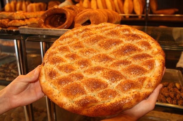خباز تركي يصنع "رغيف رمضان" بطول 2.2 متر