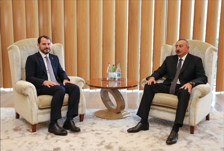 رئيس أذربيجان يلتقي وزير الطاقة التركي في باكو