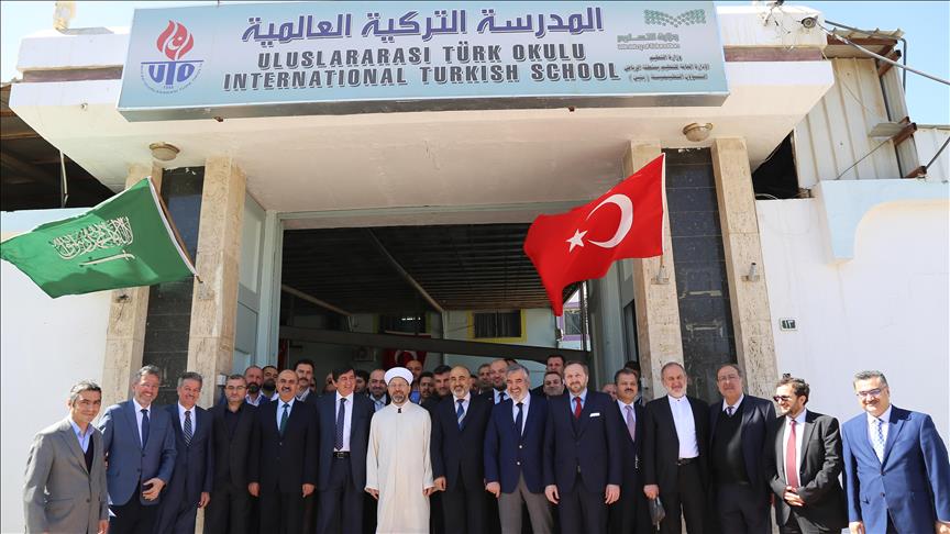 رئيس الشؤون الدينية التركي يزور مدرسة لبلاده في الرياض
