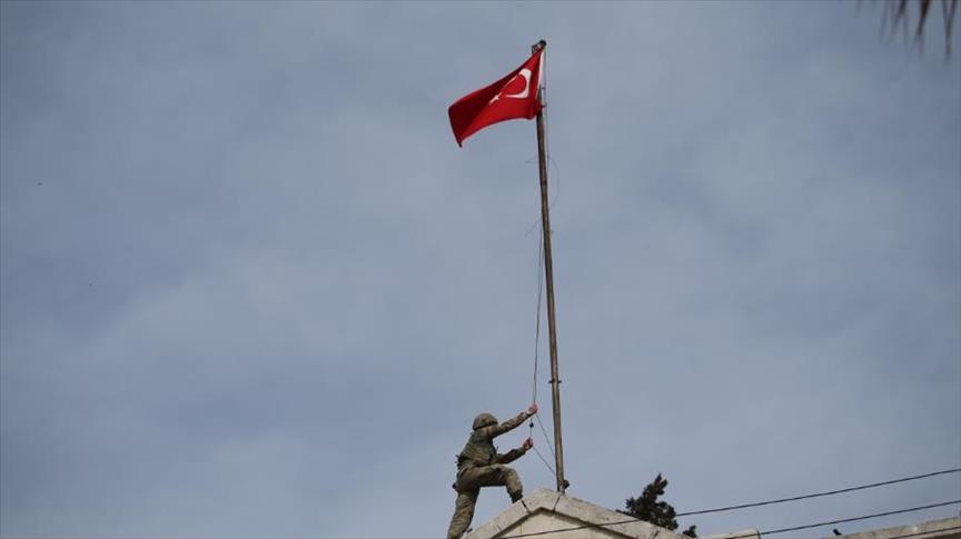 رفع العلم التركي وسط مدينة عفرين بعد تحريرها من الإرهابيين