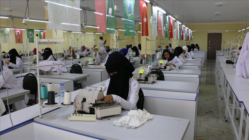 سوريات وتركيات ينتجن ملابسًا للمحتاجين في بلدان مختلفة
