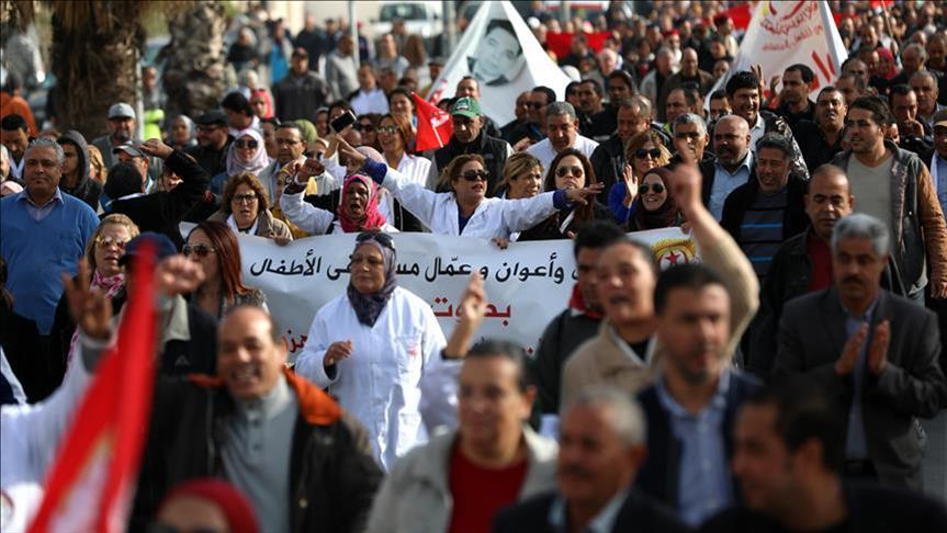 شلل في تونس مع إضراب أزيد من 650 ألف موظف حكومي