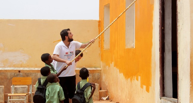 طلاب أتراك يشاركون بترميم مستوصف في غينيا