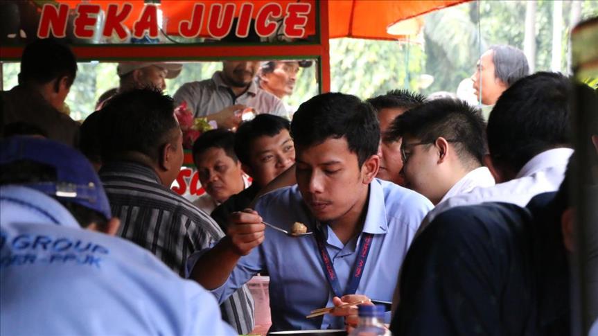 طهاة الشوارع في جاكرتا يقدمون وجبات بنكهات هندية وعربية وصينية