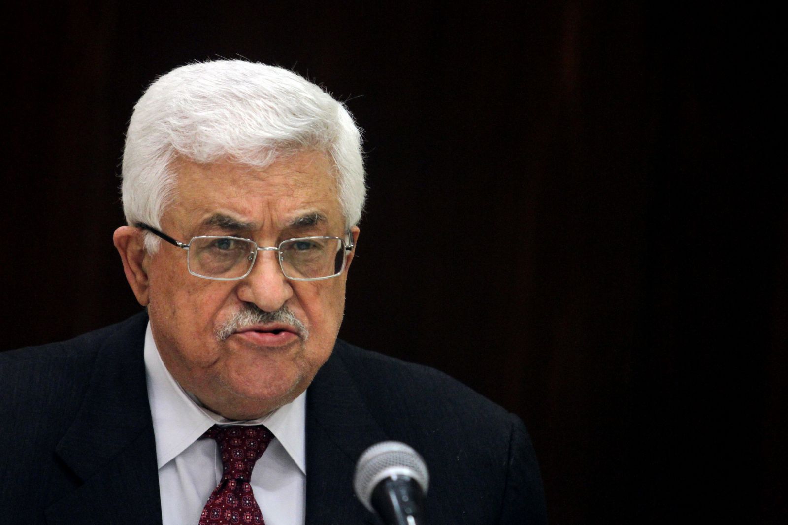 عباس يدعو لاقتصار العيد في فلسطين على الشعائر الدينية 