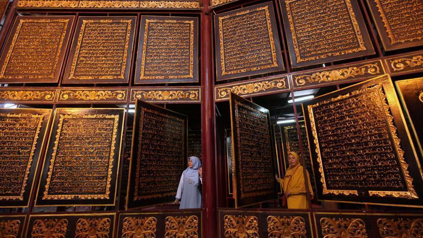 على ألواح خشبية ضخمة.. "القرآن الأكبر" يبهر السياح في إندونيسيا