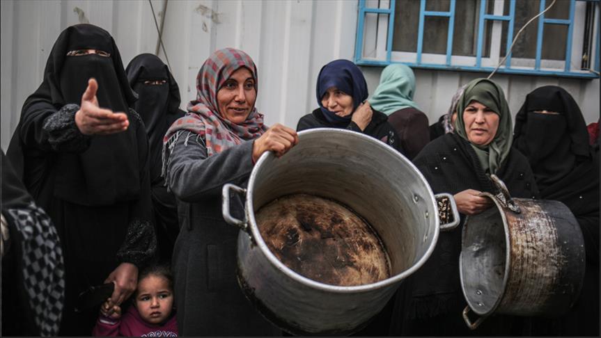 فقراء بغزة يحتجّون على مواصلة تعليق مساعدات 