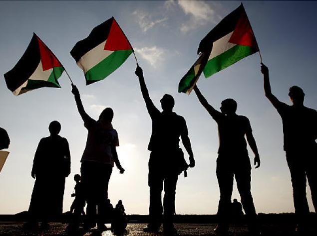 فلسطينيون يطالبون بالإفراج عن أبنائهم من السجون الإسرائيلية 
