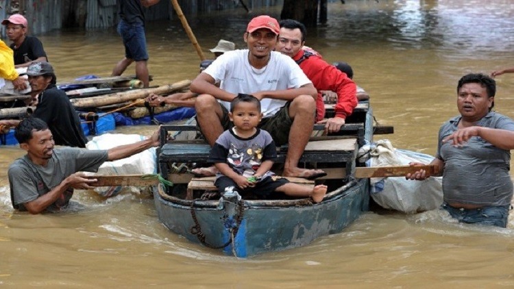 فيضانات تجبر الآلاف على النزوح في إندونيسيا