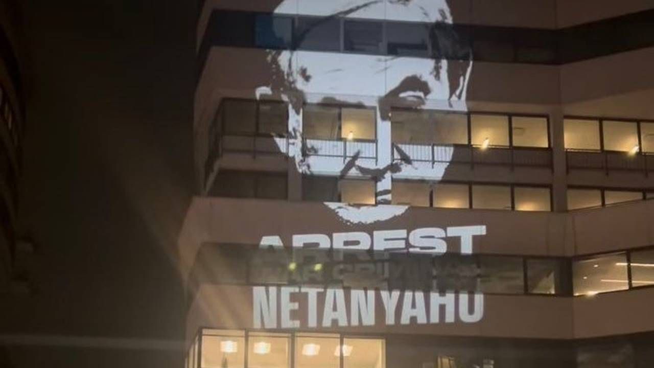 لافتة تطلب إعتقال نتنياهو معروضة على الفندق الذي يقيم فيه القاتل نتنياهو في الولايات المتحدة